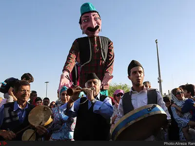 شادپیمایی صدها کودک با عروسک‌های غول‌پیکر+عکس
