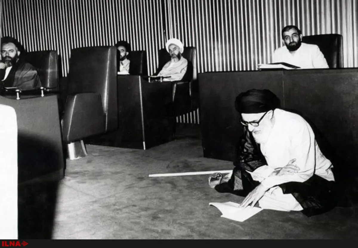 طالقانی برزمین نشست تا بگوید بزرگی بر بالانشینی نیست