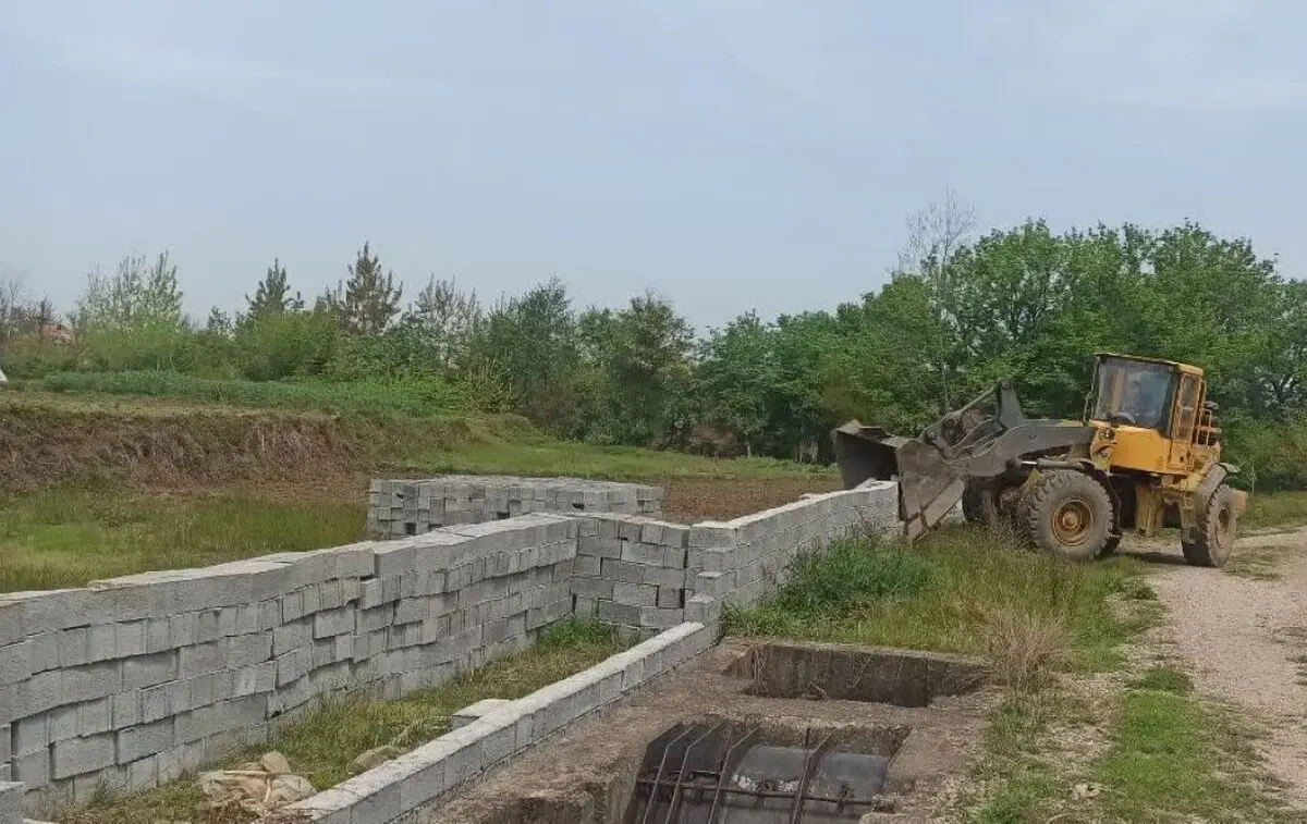 تخریب ۱۵۰ متر دیوارگذاری غیرمجاز در استملاکی آب منطقه‌ای در لنگرود
