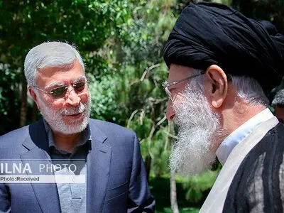 ویدئو/ رهبر انقلاب خطاب به ابومهدی مهندس در حیاط بیت رهبری: هر شب به اسم تو را دعا میکنم، ابومهدی!