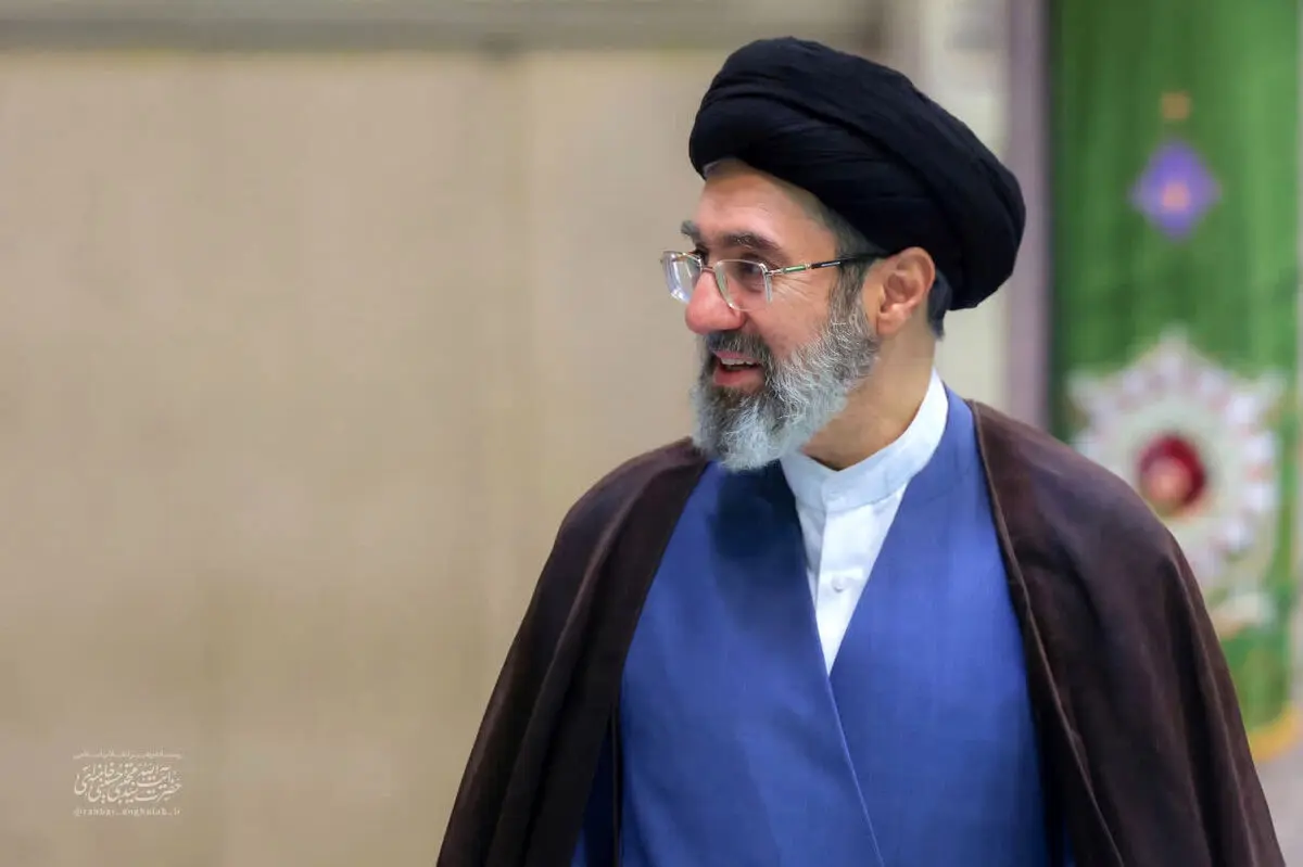 رهبری برای مداوا تا ساعت ۲ بامداد دهم اسفند مهمان ما بودند/ همکارانم هر کاری کردند، آقا مجتبی روزه‌شان را نشکستند