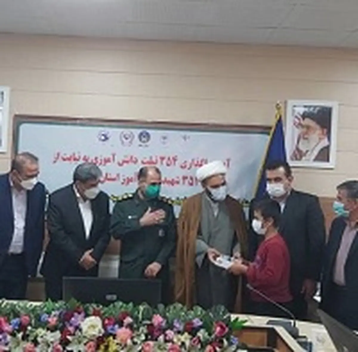 اهدای تبلت به دانش آموزان کم برخوردار استان ایلام توسط اداره امور شعب استان ایلام بانک ملی ایران