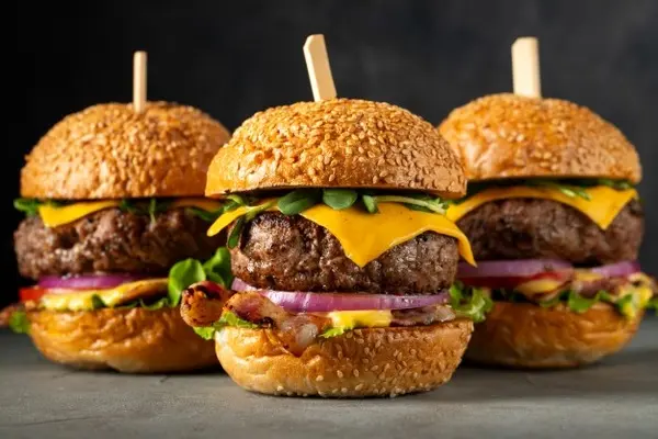 نگاهی به تاریخچه همبرگر، غذای محبوب آمریکایی که جهانی شد!