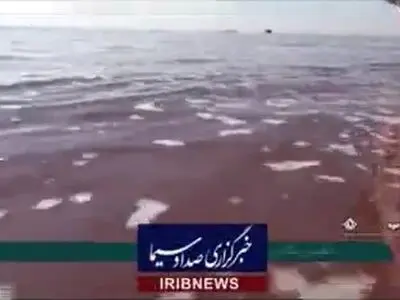 آب دریاچه ارومیه قرمز شد + فیلم