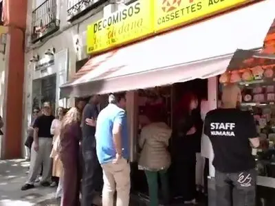 صف طولانی خرید رادیو در اسپانیا + فیلم