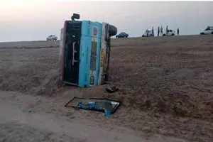 انحراف مینی‌بوس از جاده و مصدومیت ۱۴ نفر