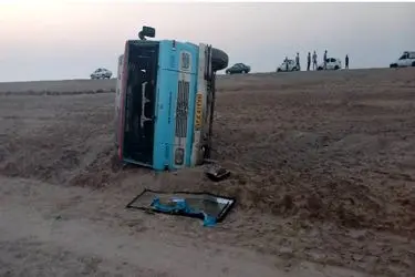انحراف مینی‌بوس از جاده و مصدومیت ۱۴ نفر