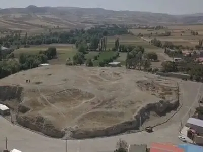 کاوش لایه‌نگاری تپه کورائیم (قلعه یِری)/ وجود لایه‌های دوران اسلامی، تاریخی و پیش از تاریخ