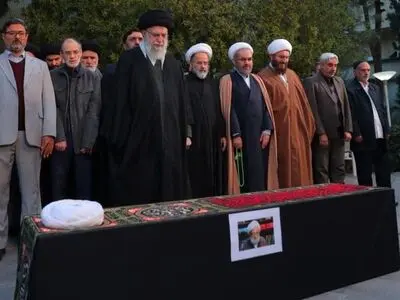 اقامه نماز رهبر انقلاب بر پیکر آیت‌الله امامی‌کاشانی