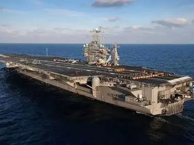 نظامیان آمریکایی ناو هواپیمابر جرالد فورد را از ترس عمدا آتش زده‌اند