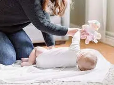 نوزاد از چند ماهگی غلت می زند و میچرخد ؟