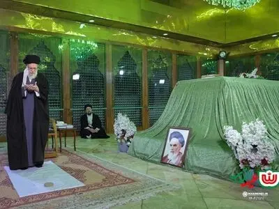 قائد الثورة یجدد العهد والبیعة لمبادئ مفجر الثورة الإسلامیة