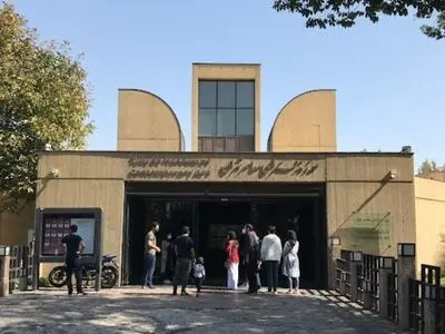 نصب مجسمه کالدر در موزه هنرهای معاصر