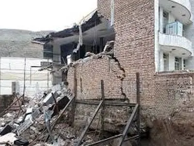 گودبرداری غیر اصولی باعث ریزش یک ساختمان در همدان شد/یک کودک مصدوم شد