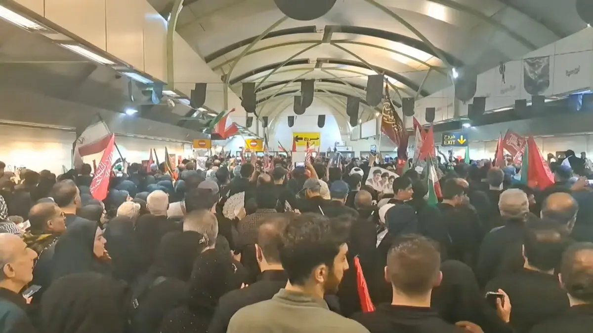 هم اکنون حضور انبوه جمعیت در ایستگاه مترو حبیب اللهی با شعار مرگ بر آمریکا و مرگ بر اسرائیل + فیلم