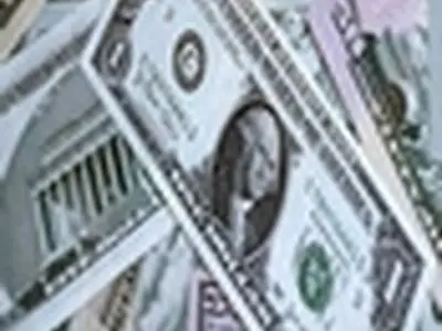 متوسط ماهانه نرخ فروش دلار در بازارهای بین بانکی وآزاد اعلام شد