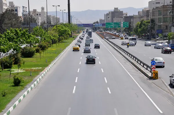 اجرای بیش از ۶۰ هزار متر خط کشی محوری در معابر بزرگراهی مشهد