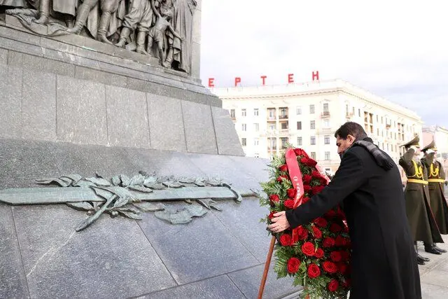 نثار تاج گل به یادواره پیروزی در شهر مینسک 