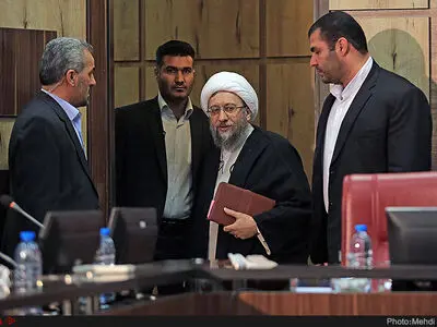 تکذیب بازداشت یکی از منسوبین به رئیس پیشین دستگاه قضا/ فرد بازداشتی مدیر یکی از بخش‌ها بود