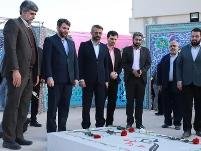 ادای احترام «عبدالملکی» به شهید گمنام در سازمان منطقه آزاد اروند