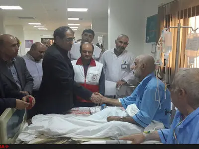 تصاویر: وزیر بهداشت در حال عیادت از مجروحان حادثه منا