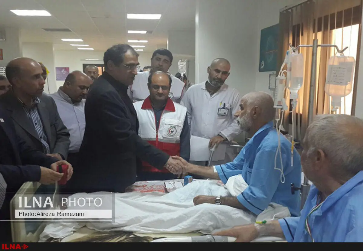 تصاویر: وزیر بهداشت در حال عیادت از مجروحان حادثه منا