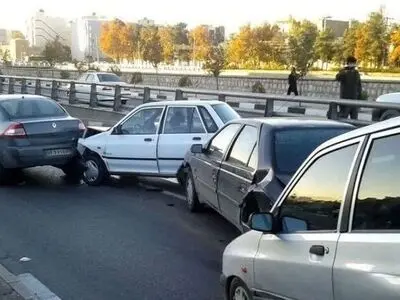 تصادف زنجیره‌ای ۶ دستگاه خودروی سبک و سنگین در نیشابور