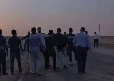 ادامه تجمع جوانان روستایی اهواز مقابل شرکت نیشکر دعبل خزاعی/ استخدام حق بومی‌هاست