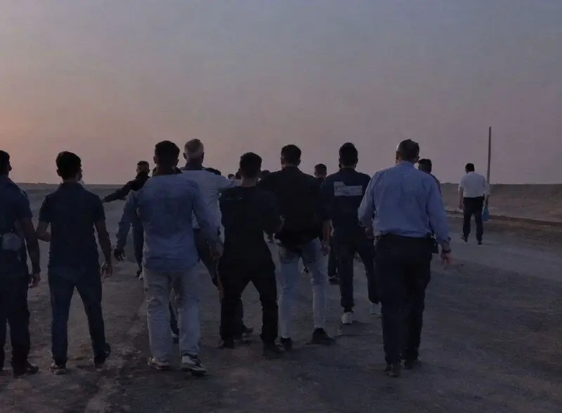 ادامه تجمع جوانان روستایی اهواز مقابل شرکت نیشکر دعبل خزاعی/ استخدام حق بومی‌هاست