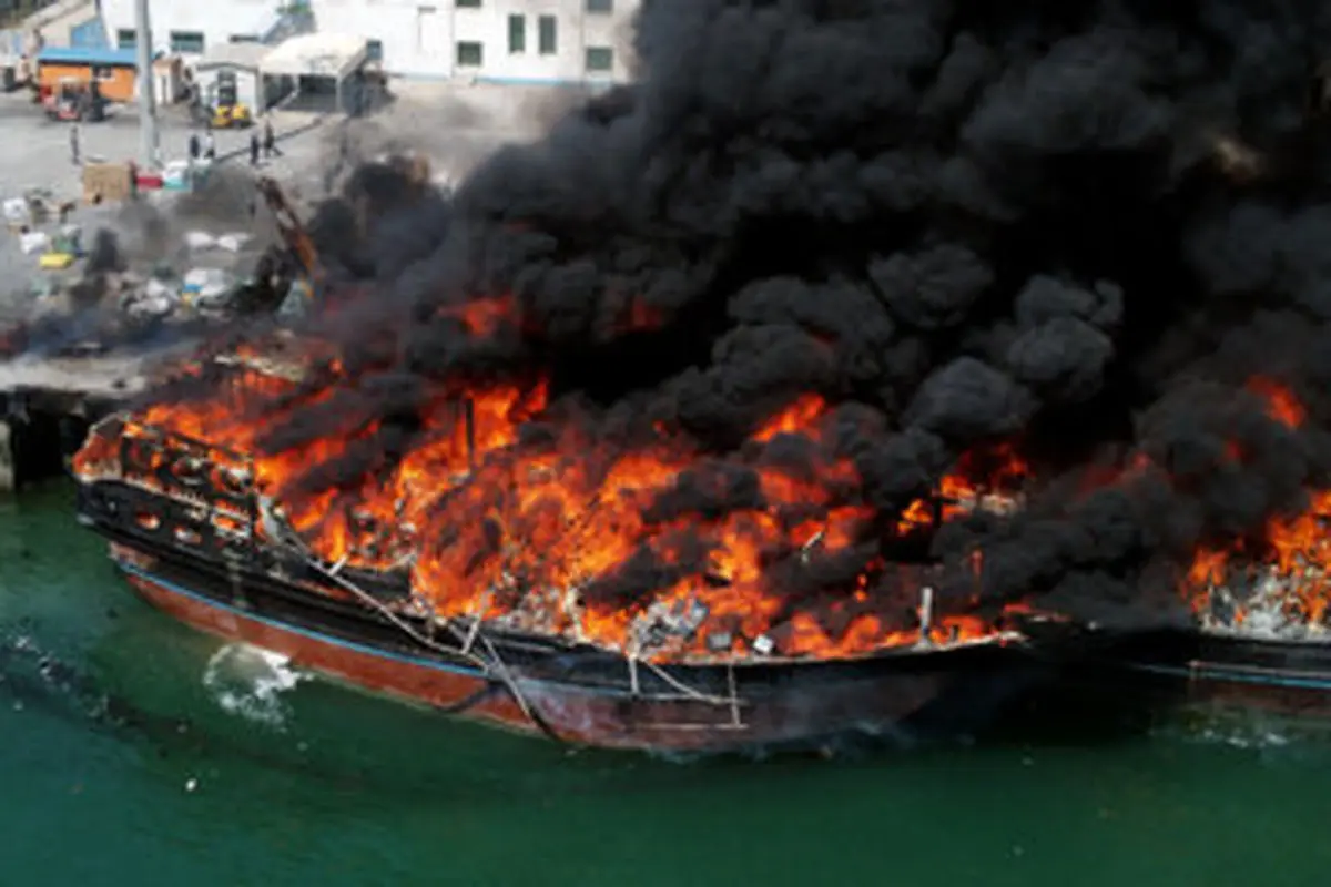 مهار آتش‌سوزی در پارکینگ اسکله فجر جزیره قشم