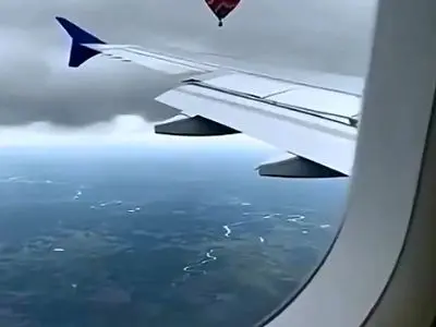 لحظه وحشتناک برخورد صاعقه با بالن مسافربری! + فیلم