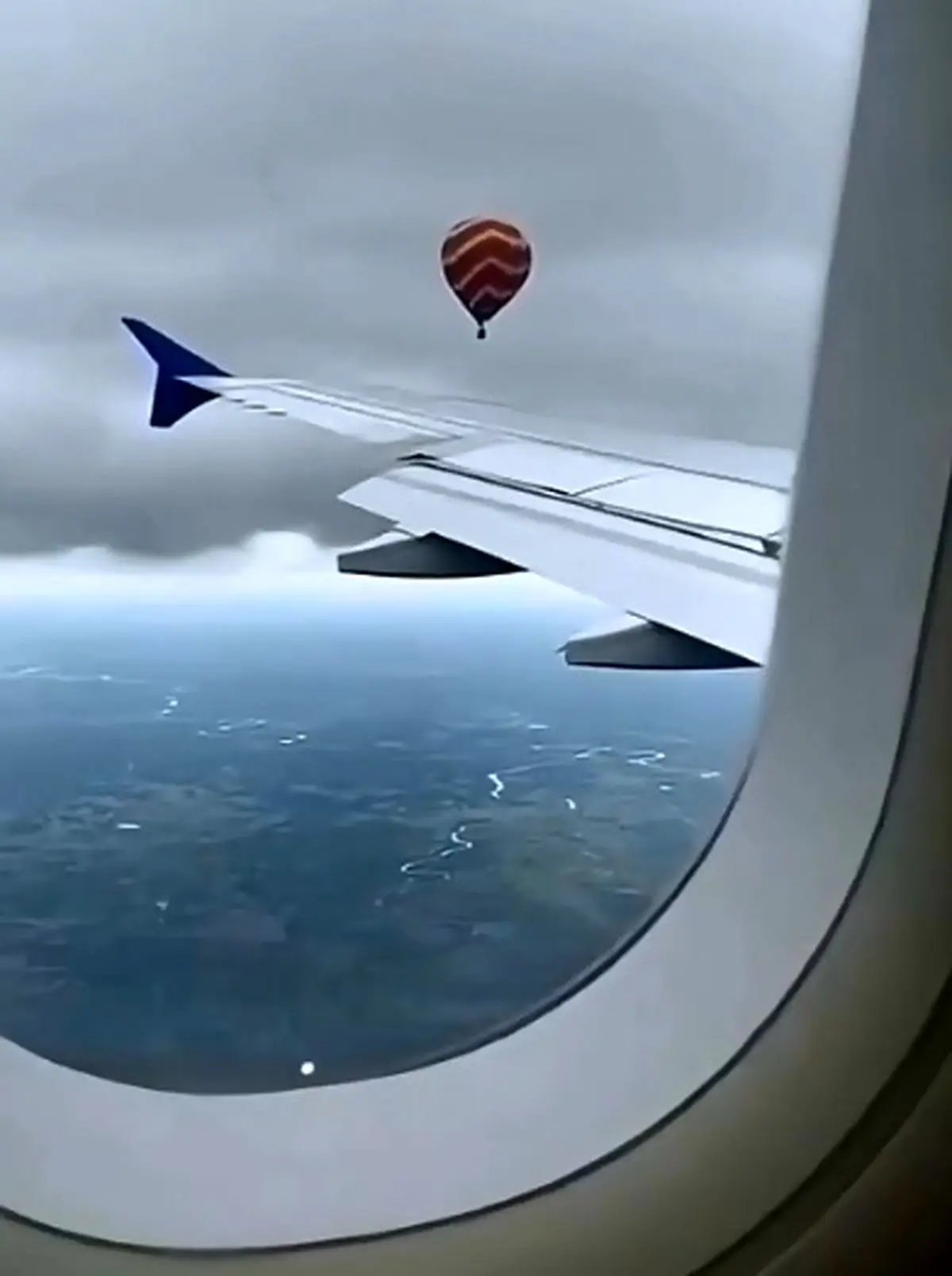 لحظه وحشتناک برخورد صاعقه با بالن مسافربری! + فیلم