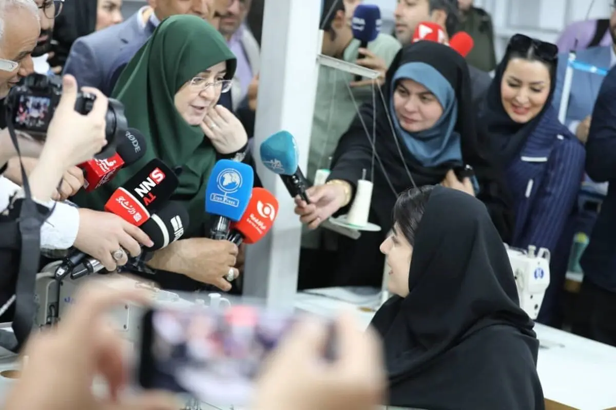 بازدید سخنگوی دولت از یک کارگاه تولیدی پوشاک در منطقه آزاد انزلی