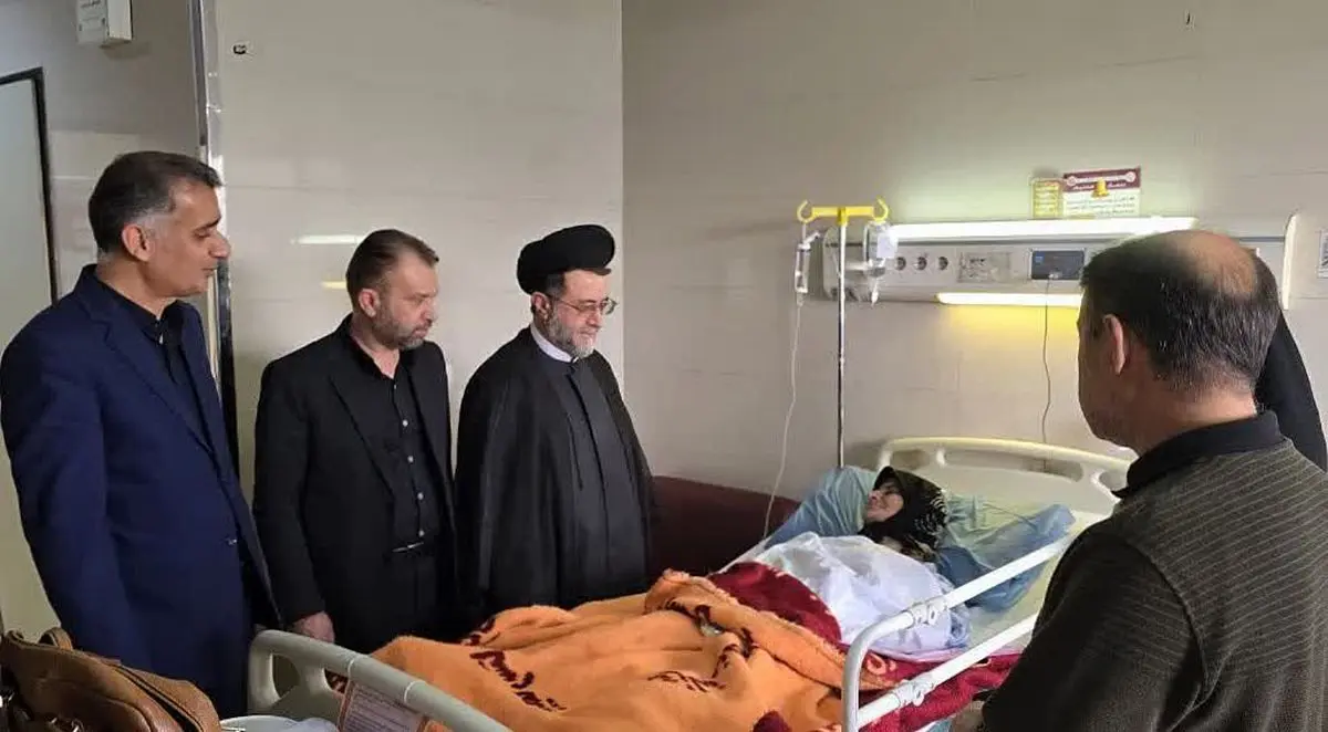 عیادت  از برخی از مجروحان حمله هوایی به دادگستری لارستان