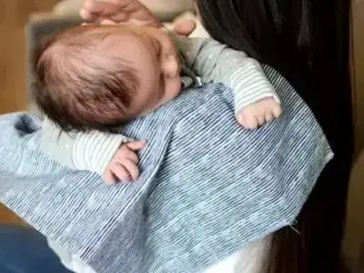 نحوه آروغ گرفتن نوزاد در خواب به ساده ترین روش