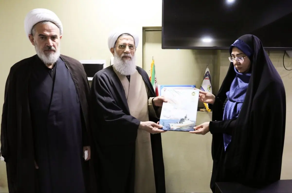 دیدار رئیس سازمان عقیدتی سیاسی ارتش با همسر شهید اسفندیاری