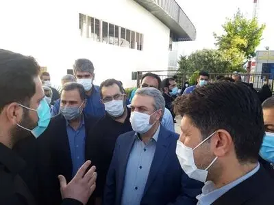 تجمع کارگران عظیم خودرو همزمان با سفر وزیر صمت به بروجرد/ وزیر قول پیگیری داد