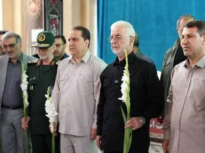 ادای احترام وزیر کشور به شهدای گمنام در ایلام