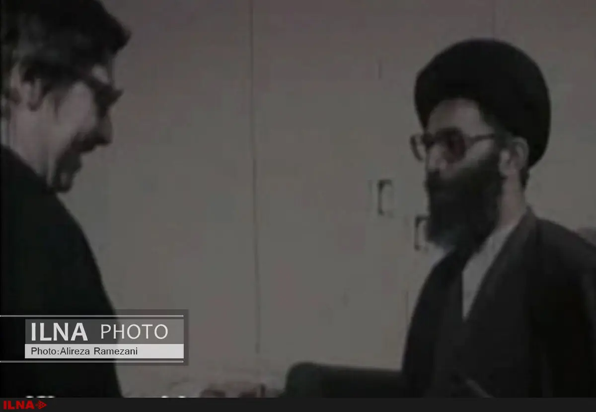 فیلم / بازدید آیت‌الله خامنه‌ای از وضعیت بازداشت‌شدگان سفارت آمریکا در ۲۵ فروردین ۱۳۵۹