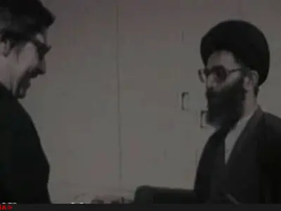 فیلم / بازدید آیت‌الله خامنه‌ای از وضعیت بازداشت‌شدگان سفارت آمریکا در ۲۵ فروردین ۱۳۵۹
