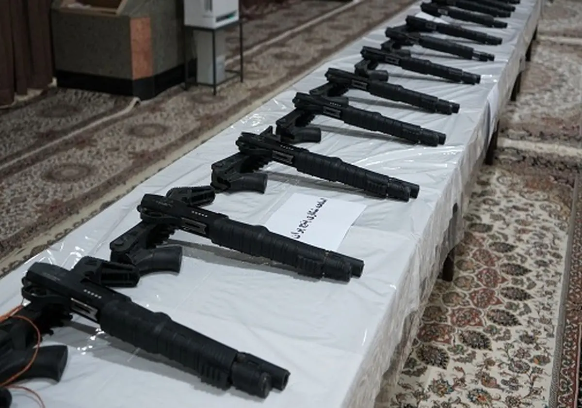 کشف ۲۰۰ قبضه سلاح نیمه اتوماتیک و تیغه خشاب قاچاق در گمرک بازرگان