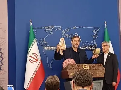 حضور یکی از بازماندگان شهدای آستانه اشرفیه در نشست خبری سخنگوی وزارت خارجه/ ترامپ و نتانیاهو دروغگویان بزرگ قرن حاضر هستند