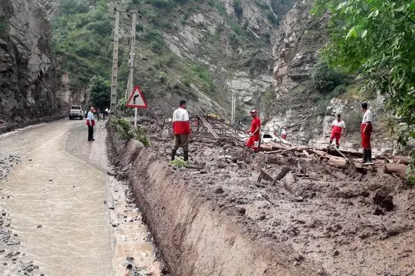 توضیح درباره وقوع سیلاب در روستاهای شهرستان چالوس/ سه خودرو را آب برد