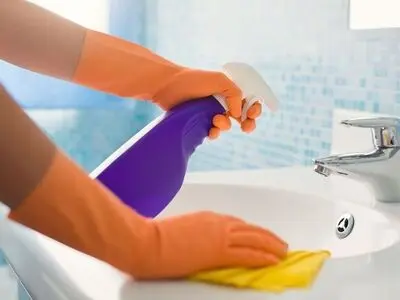 بهترین روش شستن سرویس بهداشتی و روشویی در ۵ مرحله