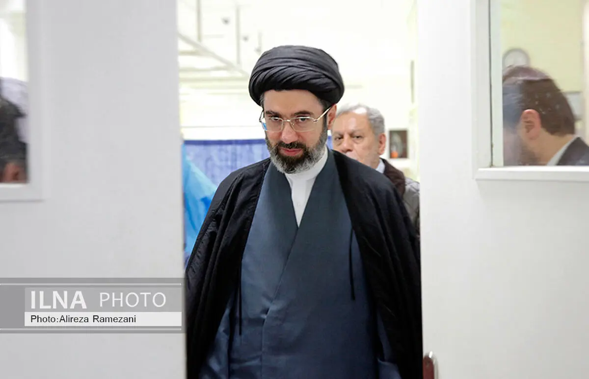 عیادت فرزند رهبر انقلاب از آیت‌الله واعظ طبسی