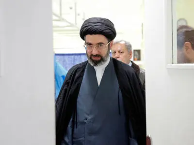 فرزند رهبر انقلاب از آیت الله واعظ طبسی عیادت کرد