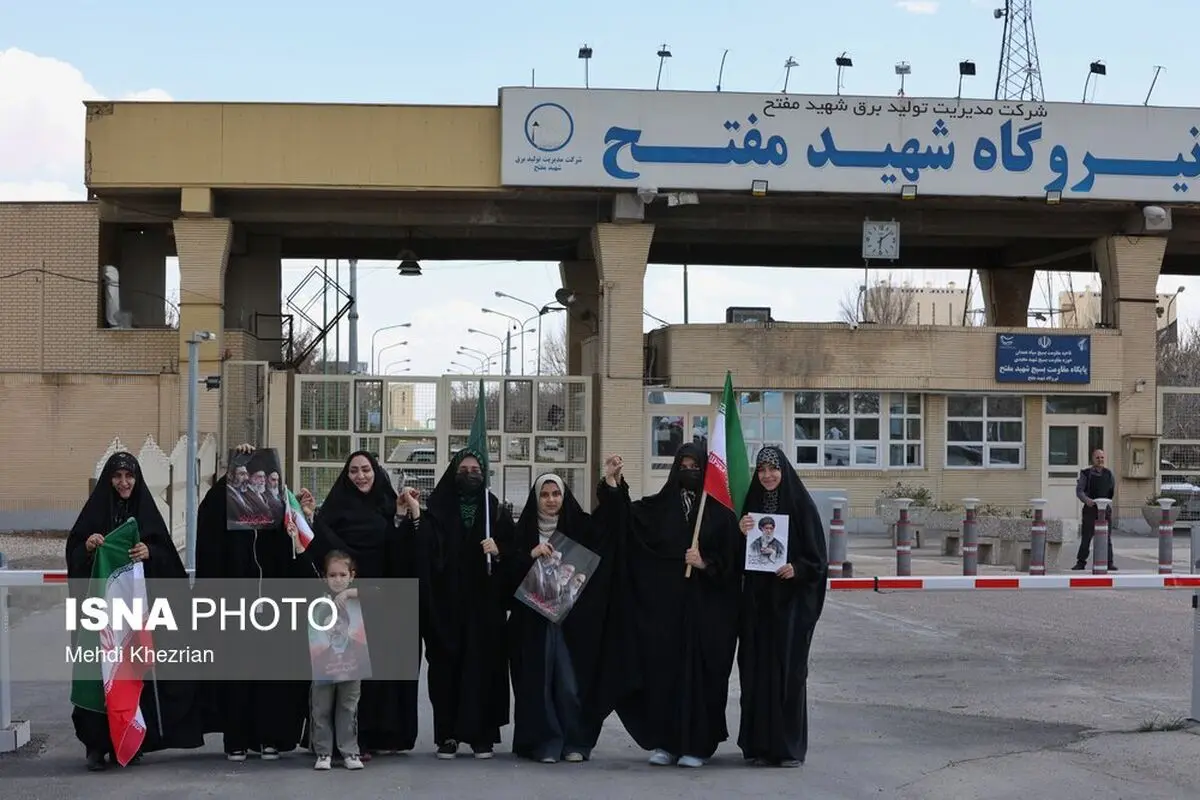 زنجیره انسانی مقابل نیروگاه مفتح همدان + عکس