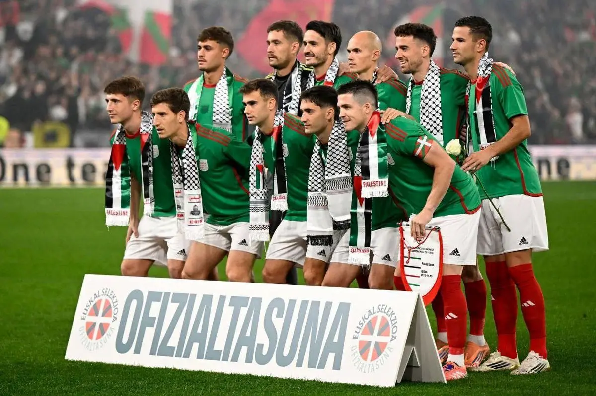 برافراشتن پرچم‌ فلسطین توسط هواداران اسپانیایی + فیلم