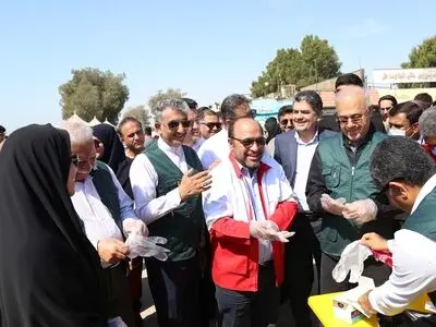 پاکسازی ساحل بندرعباس با مشارکت جوانان هلال احمر در قالب برنامه «سین هشتم» +فیلم