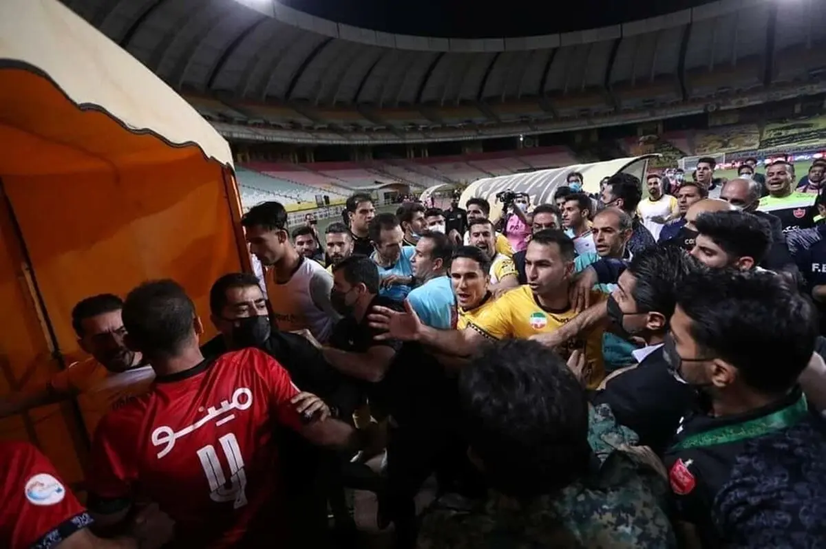 ویدئو: تصاویر دیده نشده از درگیری بازیکنان پرسپولیس و سپاهان